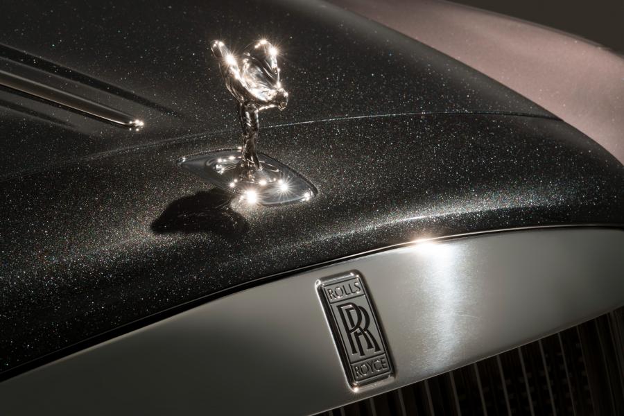 Логотип Rolls-Royce Ghost EWB Elegance 2017 года  (UK) (фото 2 из 4)
